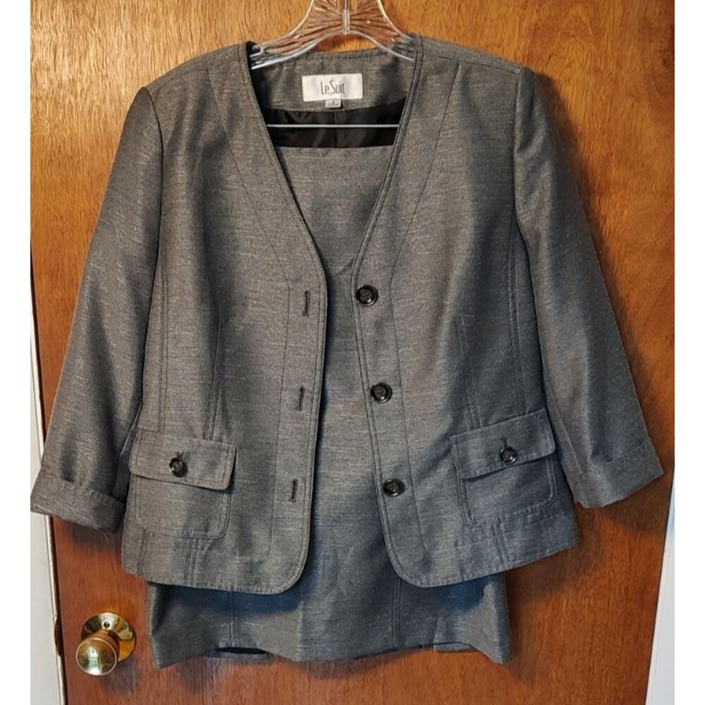 Le Suit size 8 2-piece metallic gray skirt suit 3-button blazer notched cuffs